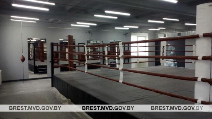 В Кобрине из спортивного зала похитили инвентарь и имущество