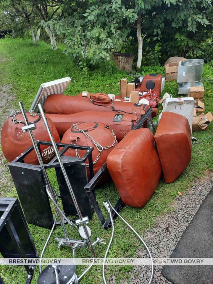 В Кобрине из спортивного зала похитили инвентарь и имущество