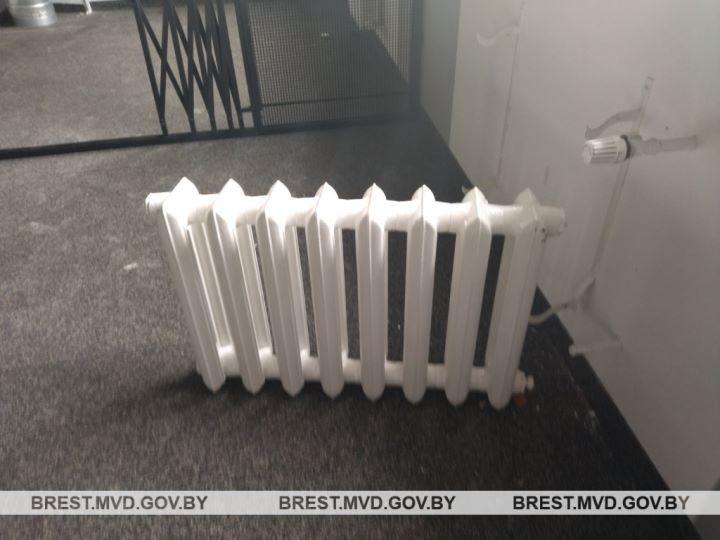 В Кобрине из спортивного зала похитили инвентарь и имущество