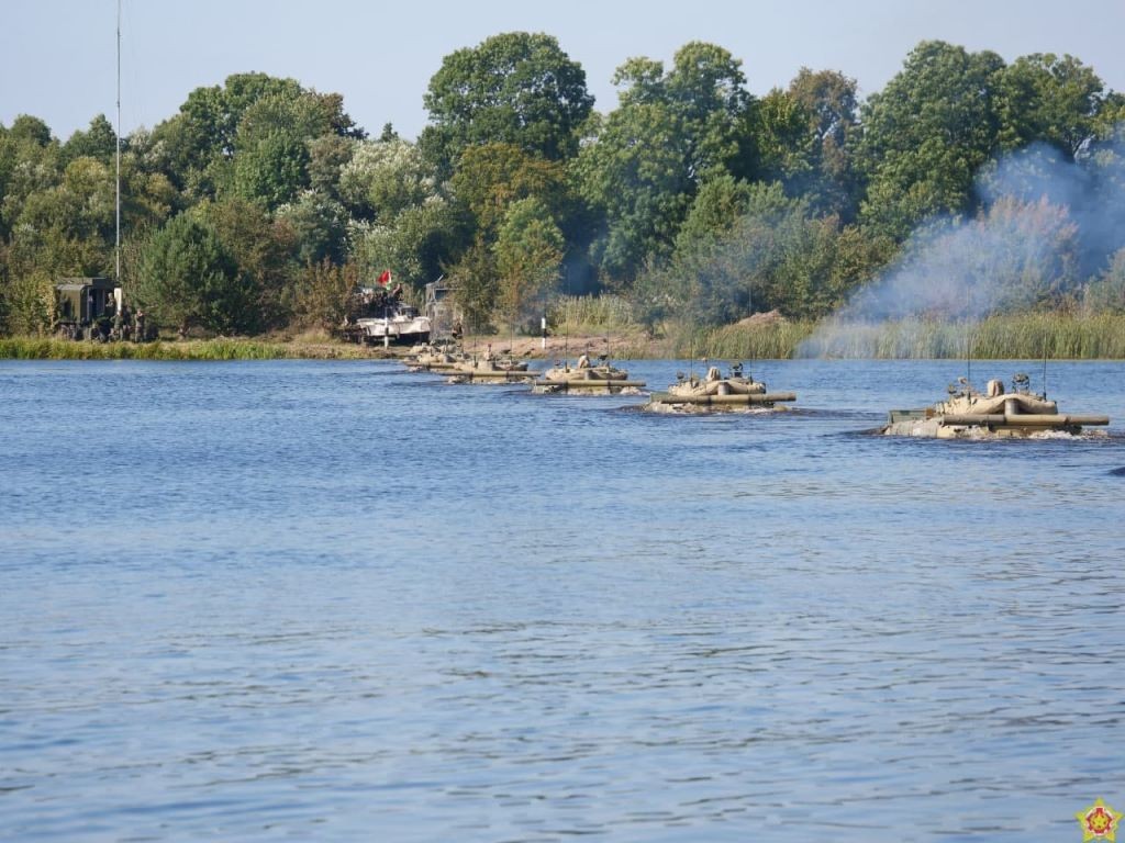 Смотрите, как десантники преодолевают водную преграду