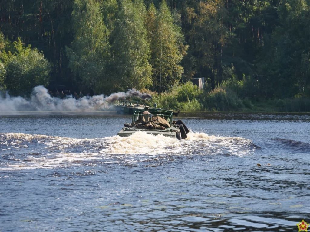 Смотрите, как десантники преодолевают водную преграду