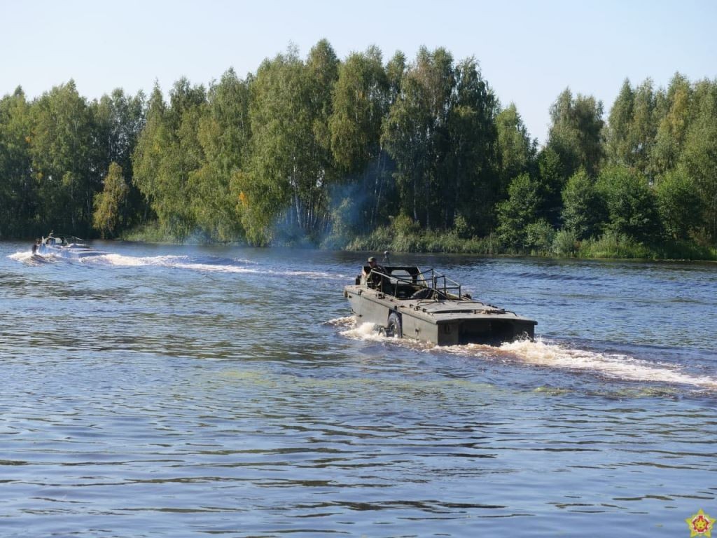 Смотрите, как десантники преодолевают водную преграду