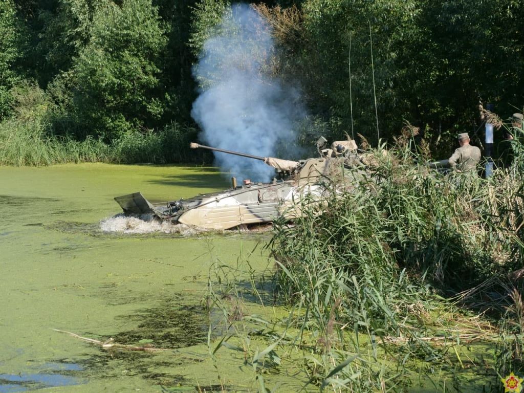 Смотрите, как десантники преодолевают водную преграду