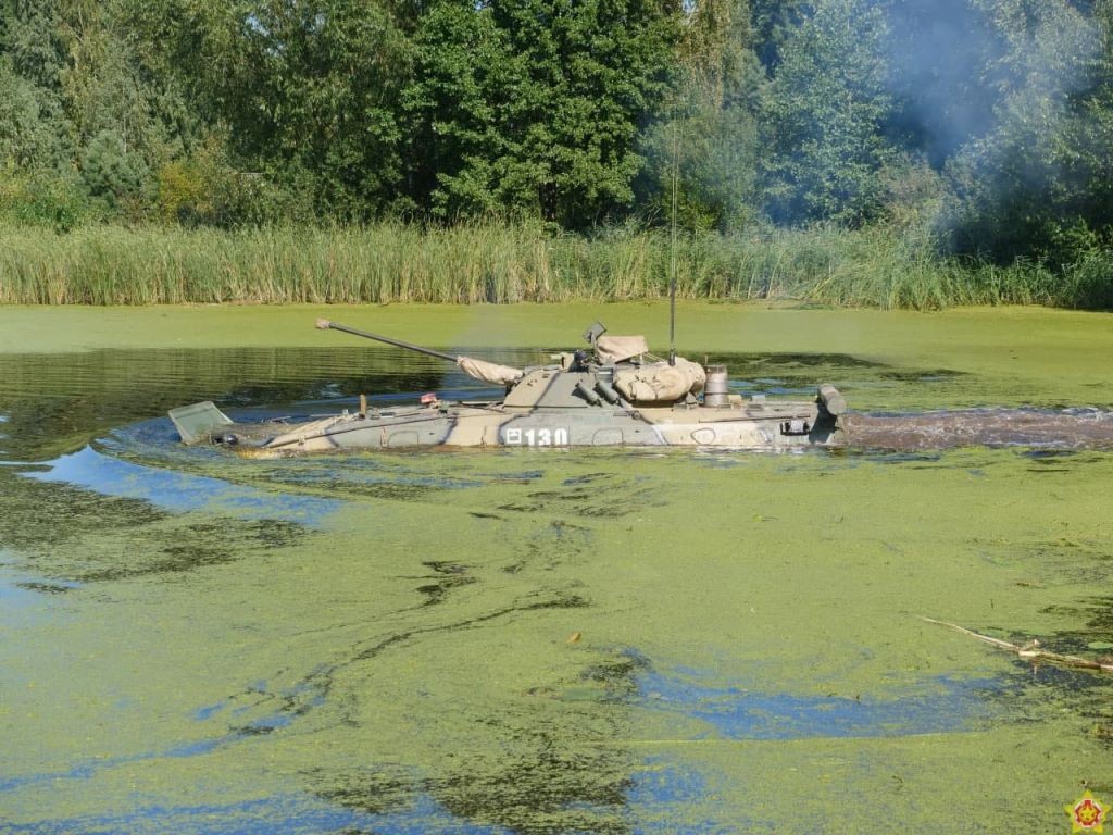 Смотрите, как десантники преодолевают водную преграду