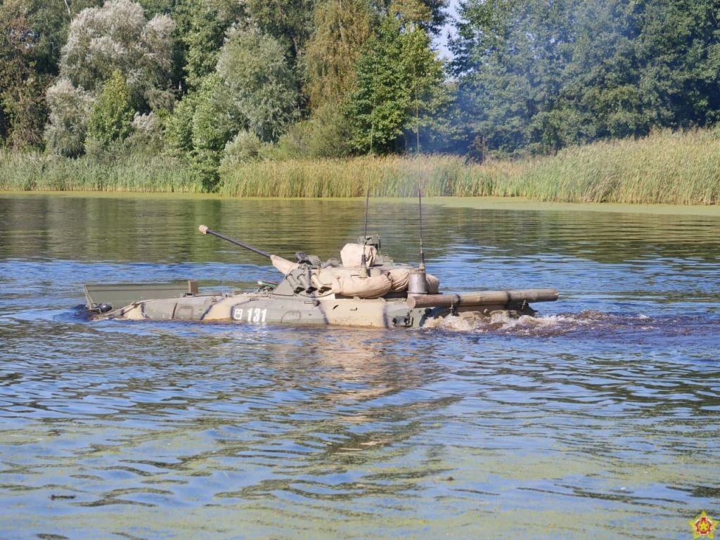 Смотрите, как десантники преодолевают водную преграду