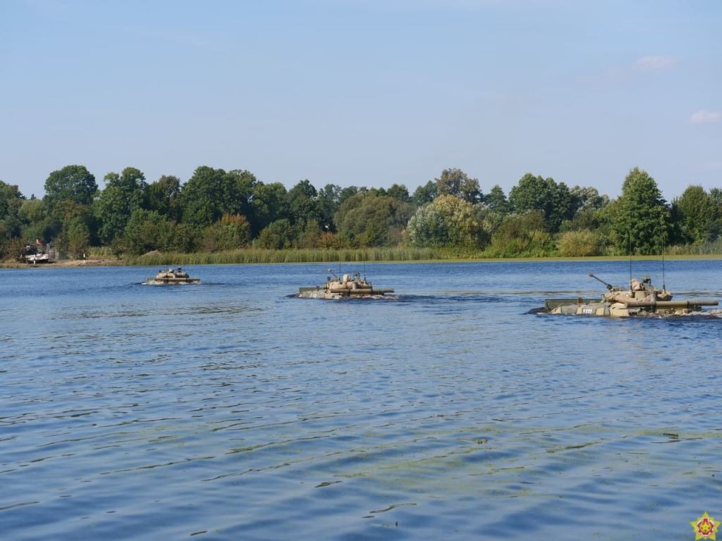 Смотрите, как десантники преодолевают водную преграду