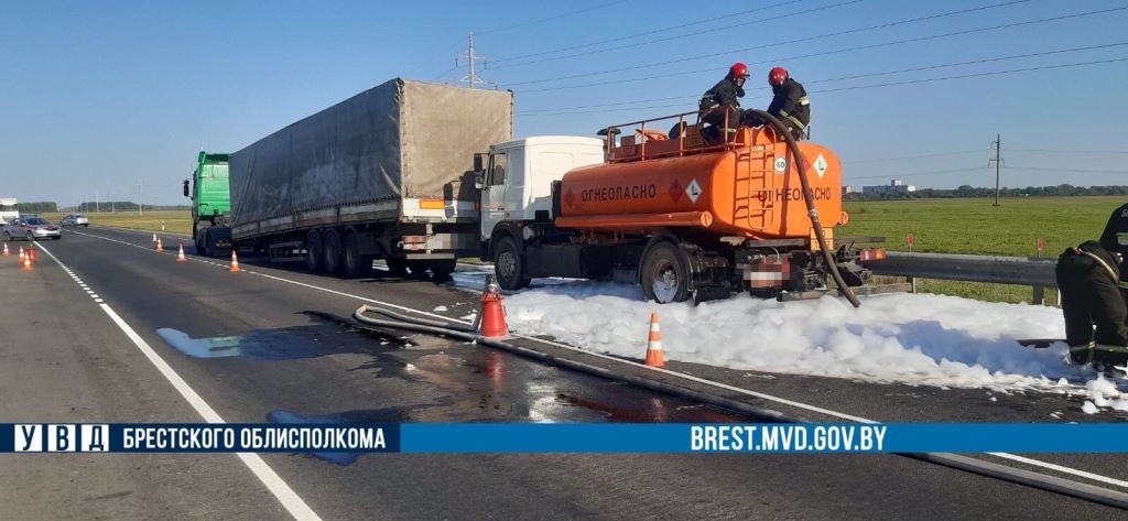 Несоблюдение дистанции привело к столкновению большегрузных автомобилей в Брестской области