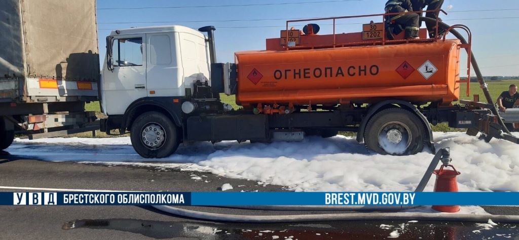 Несоблюдение дистанции привело к столкновению большегрузных автомобилей в Брестской области