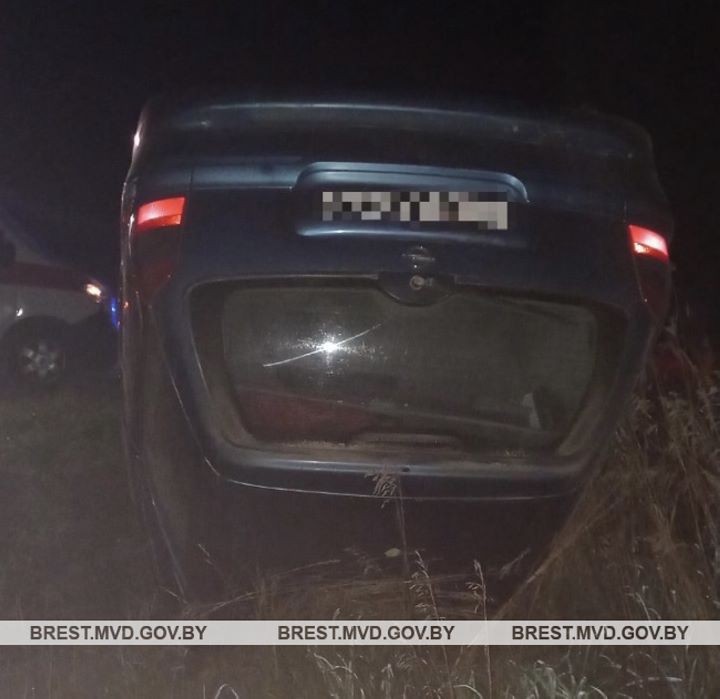 В Брестской области пьяная 18-летняя девушка перевернулась на машине