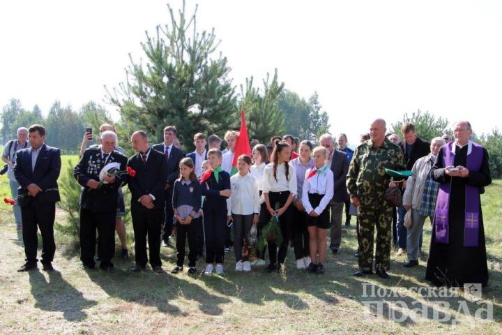 Памятный знак с именами 59 погибших воинов времен Первой мировой в Иванисовке (Брестская область)