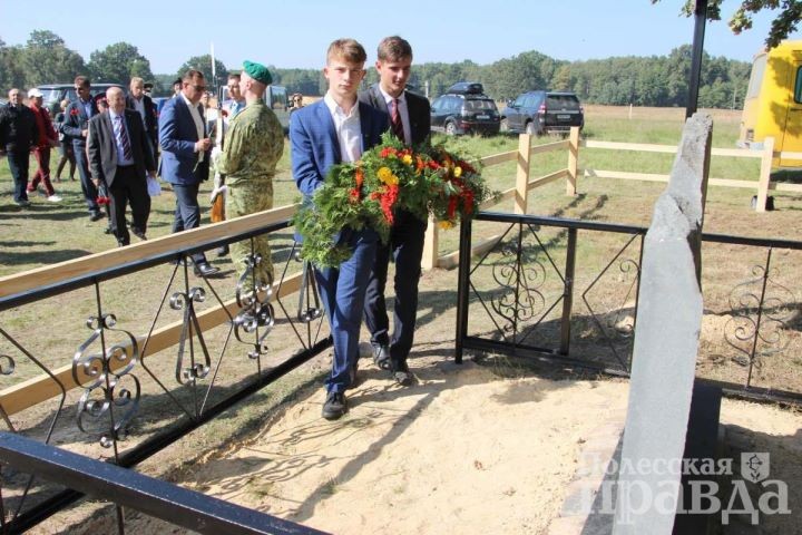 Памятный знак с именами 59 погибших воинов времен Первой мировой в Иванисовке (Брестская область)