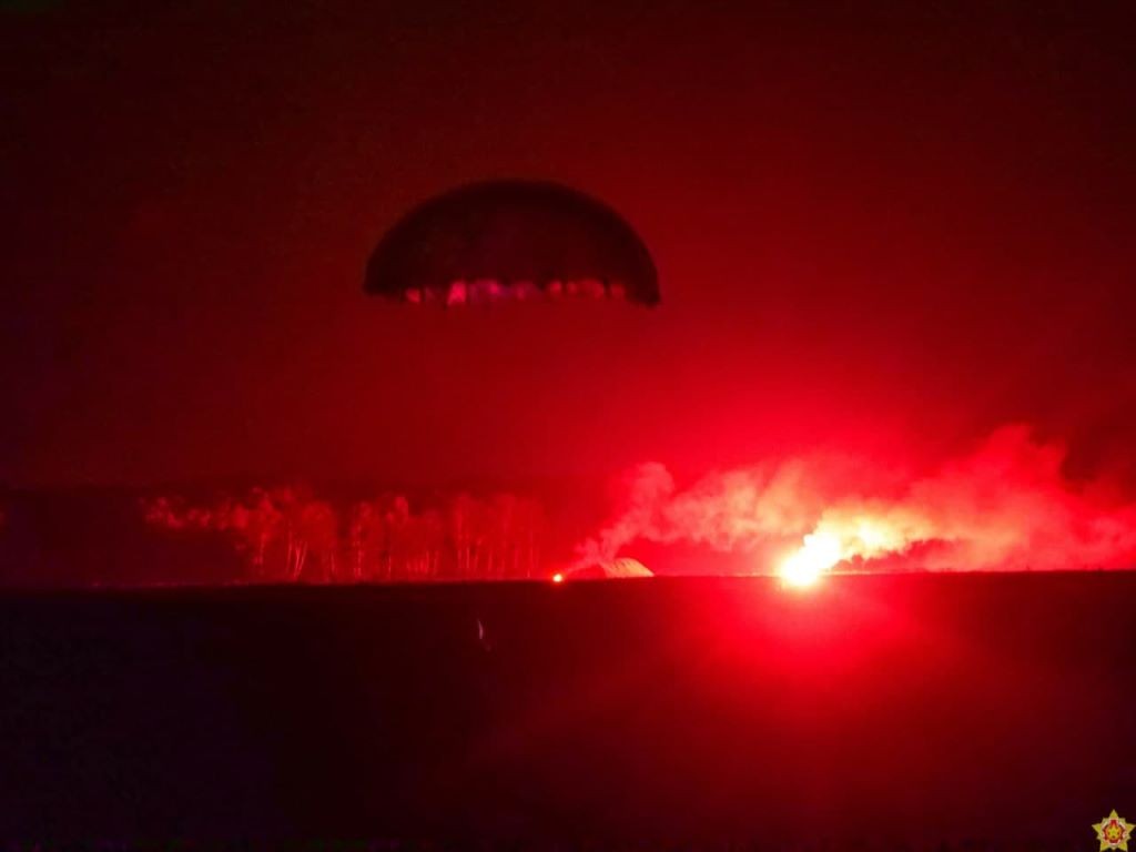 Смотрите, как прошло ночное десантирование под Брестом 