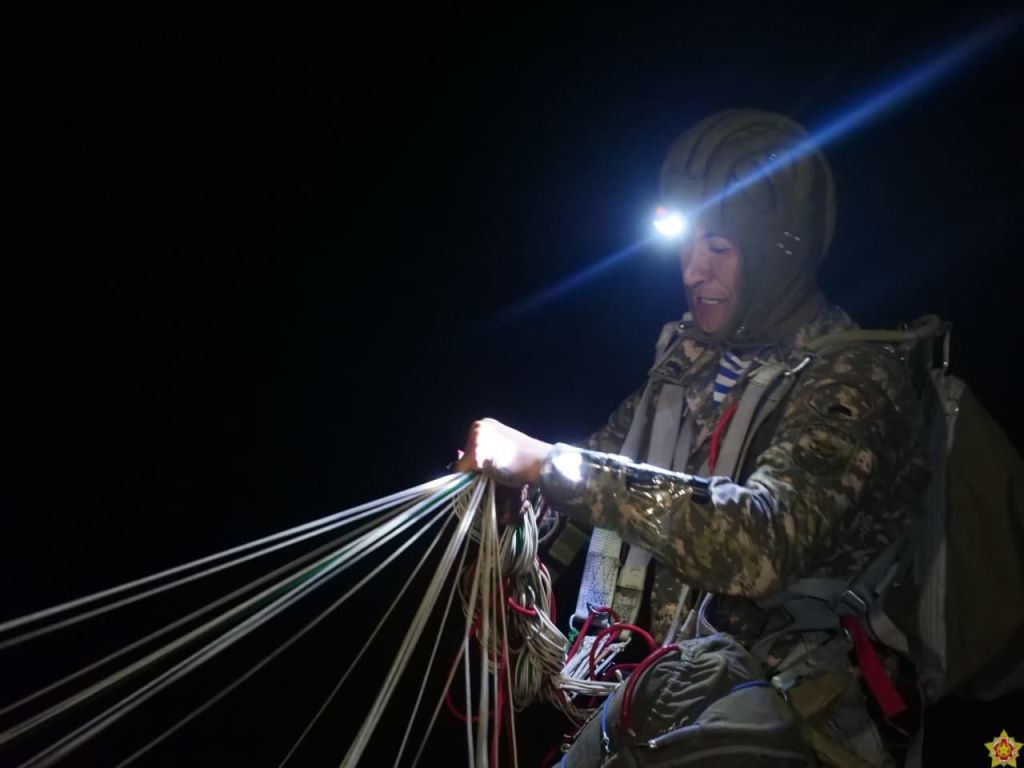 Смотрите, как прошло ночное десантирование под Брестом 