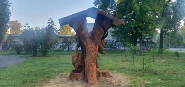 В Бресте из аварийного дерева сделали оригинальную инсталляцию