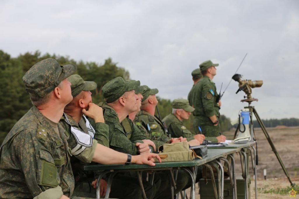 Массовое десантирование на Брестском полигоне.