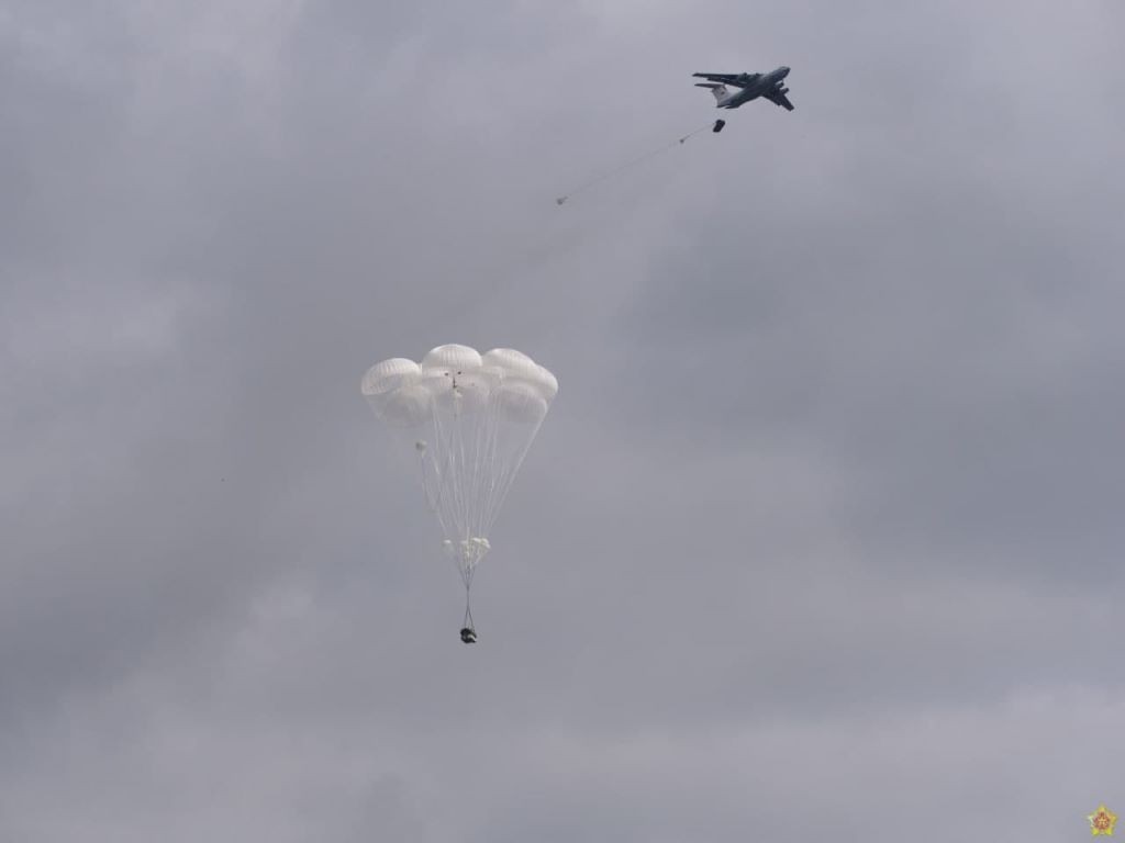 Массовое десантирование на Брестском полигоне.