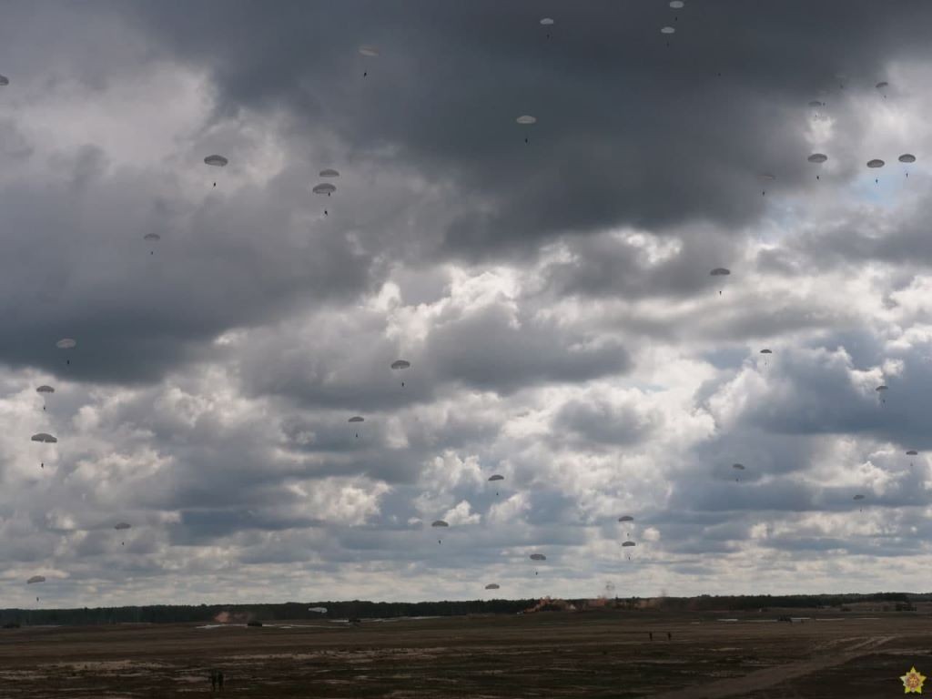 Массовое десантирование на Брестском полигоне.