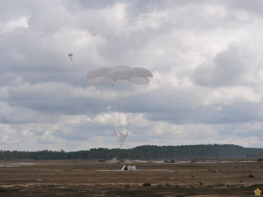 Массовое десантирование на Брестском полигоне.