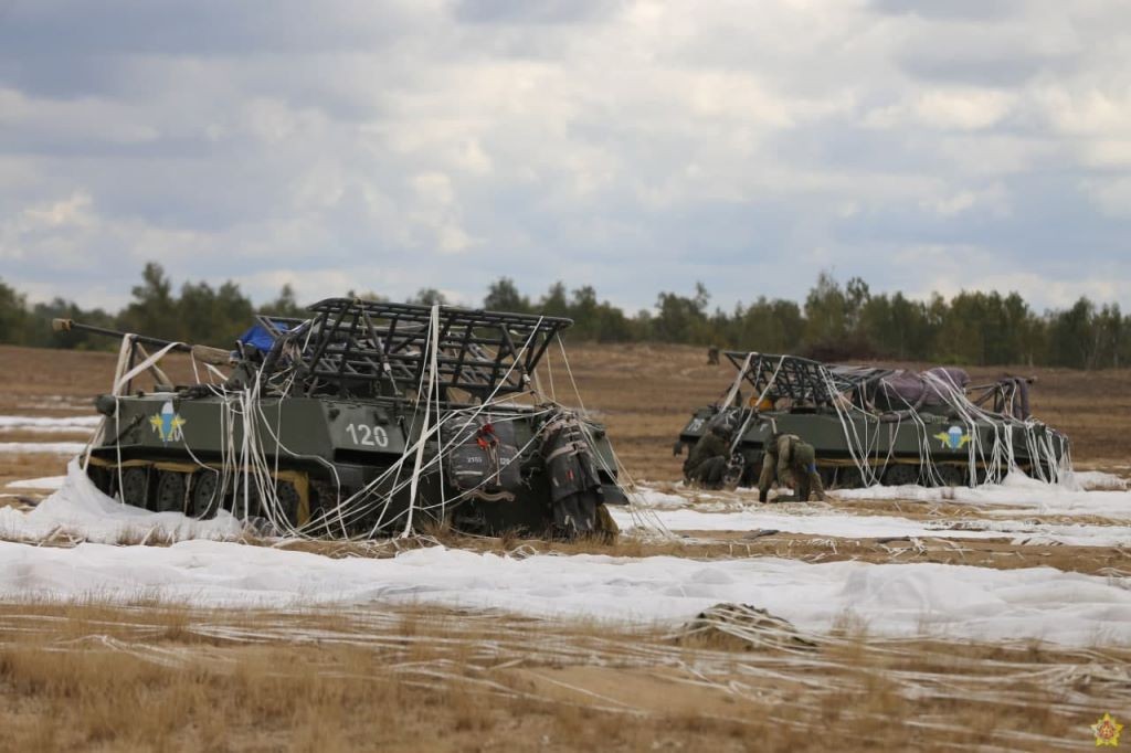 Массовое десантирование на Брестском полигоне.