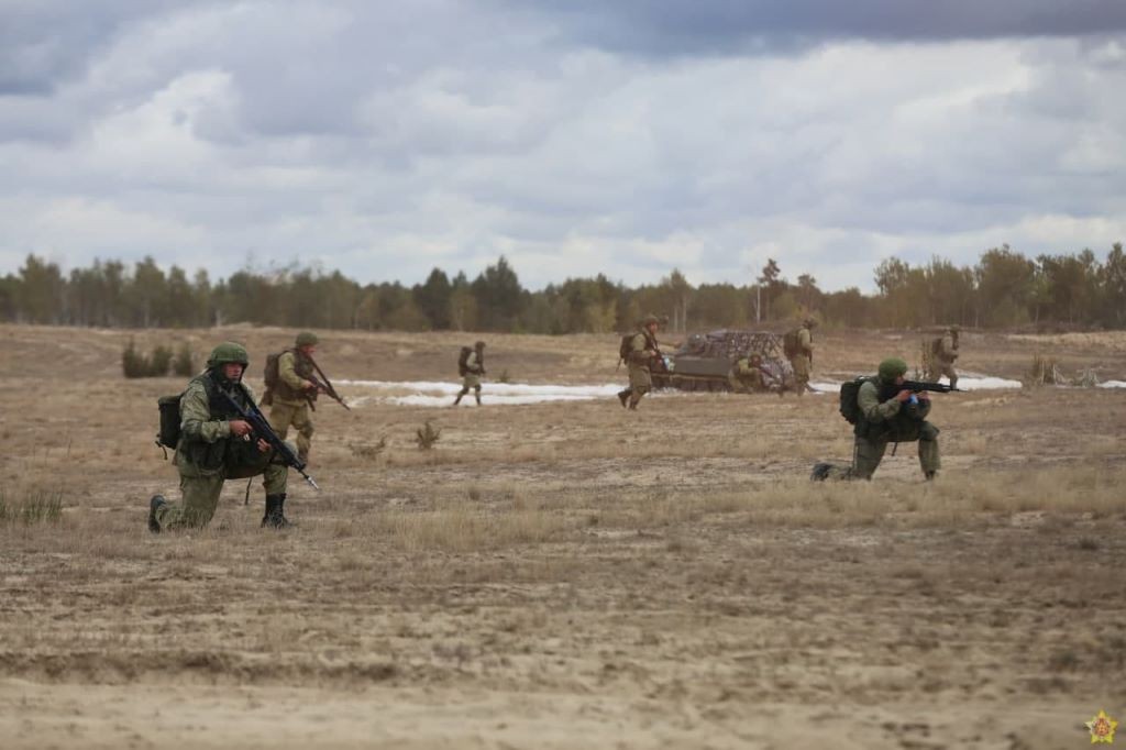 Массовое десантирование на Брестском полигоне.