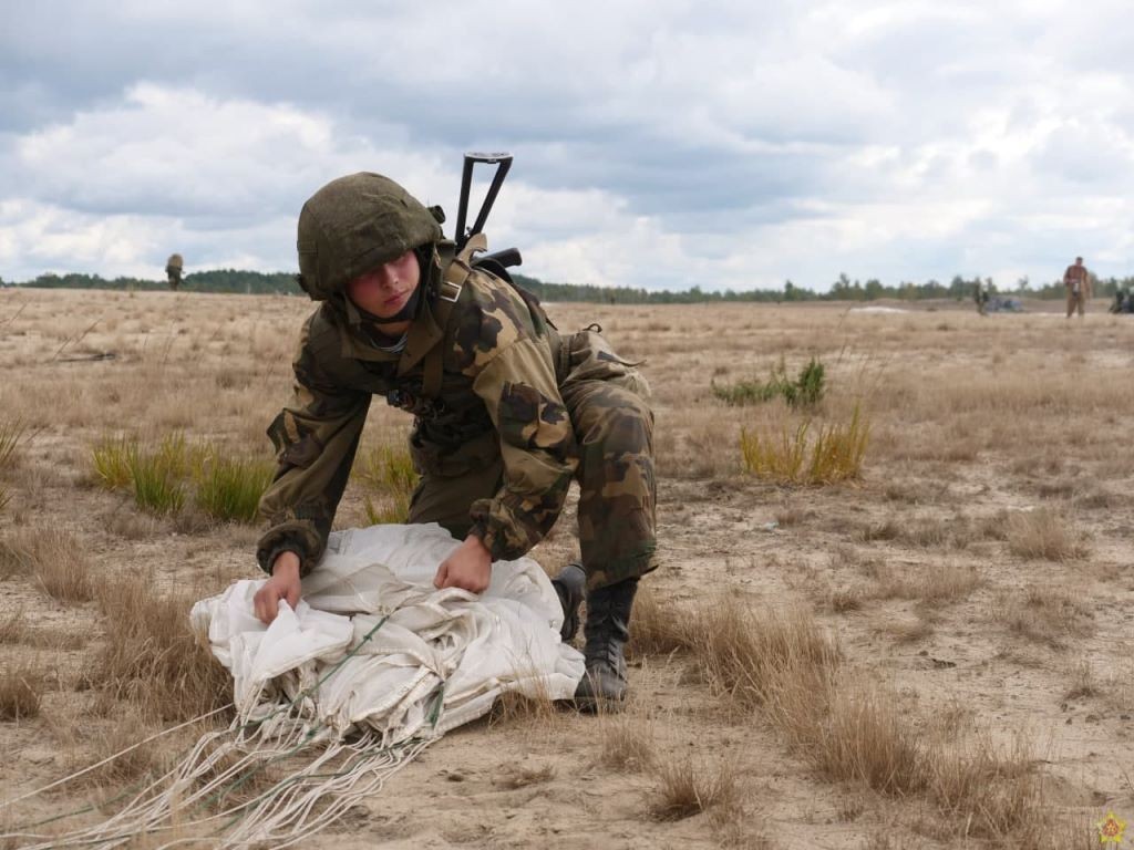 Массовое десантирование на Брестском полигоне.