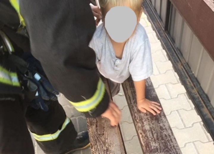 Брестские спасатели помогли мальчику, который застрял между досками лавки
