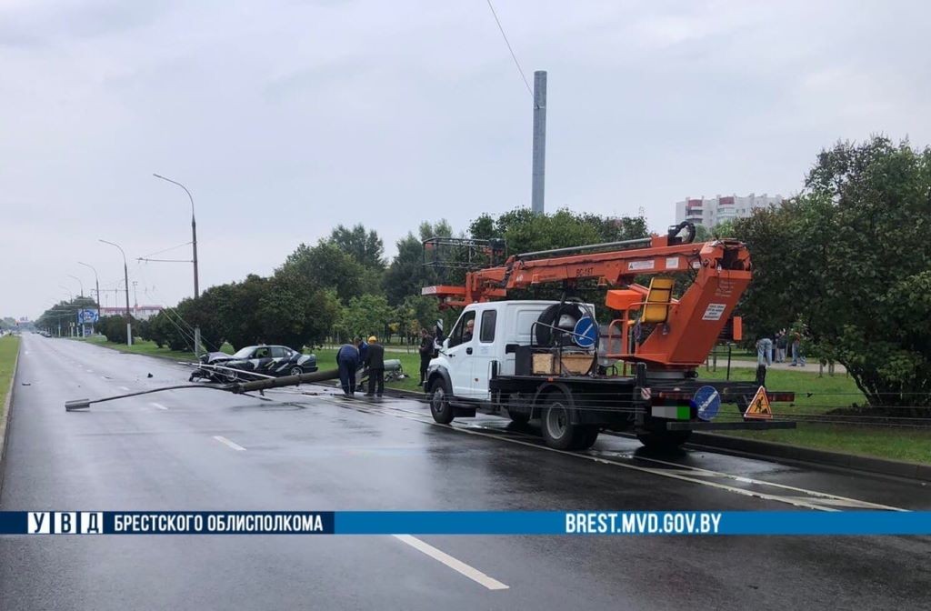 В Бресте на Янки Купалы водитель снес столб