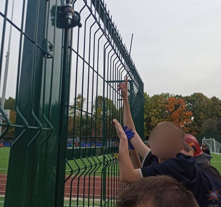 Прут вышел из указательного пальца. Подросток пробил руку и повис на заборе