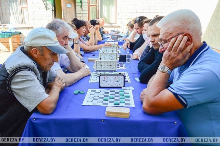 Десятый чемпионат по напольным шашкам прошел в Березе