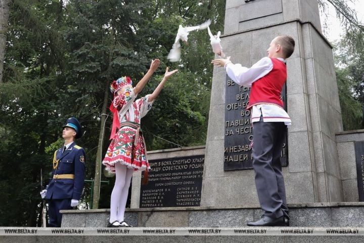 Мемориальную доску павшим за воссоединение Беларуси открыли в Бресте