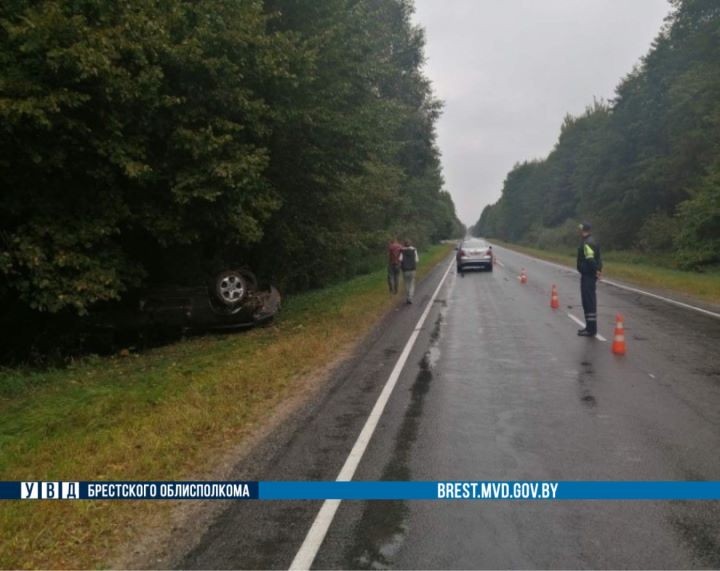 В Дрогичинском районе перевернулся Mercedes. Подробности ДТП