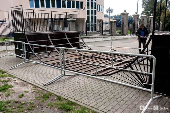В Кобринском парке ремонтируют рампу, где молодежь катается на велосипедах и «досках»