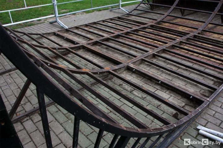 В Кобринском парке ремонтируют рампу, где молодежь катается на велосипедах и «досках»