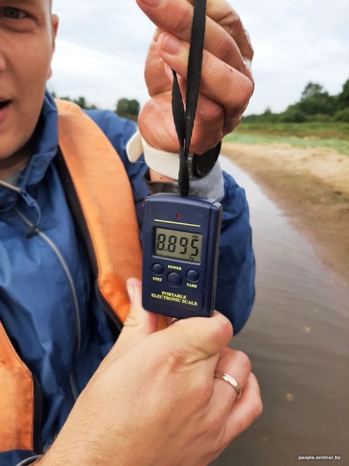 Рыбачил почти час: 10 минут ловил, 40 — реанимировал. На Днепре поймали щуку весом 9 килограммов