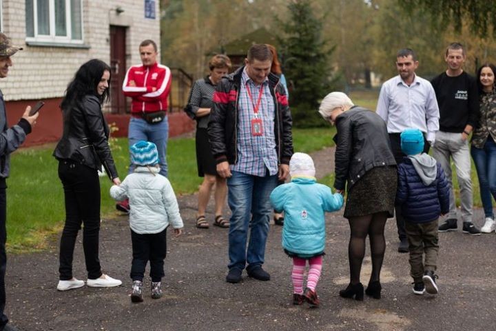 Таксисты и волонтеры из Кобрина на «Крыльях Ангела» примчались в приют аг. Оса и подарили детям чудо
