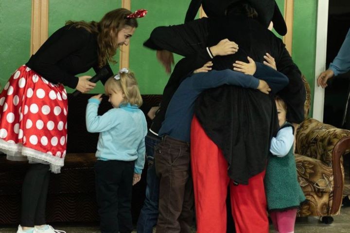 Таксисты и волонтеры из Кобрина на «Крыльях Ангела» примчались в приют аг. Оса и подарили детям чудо