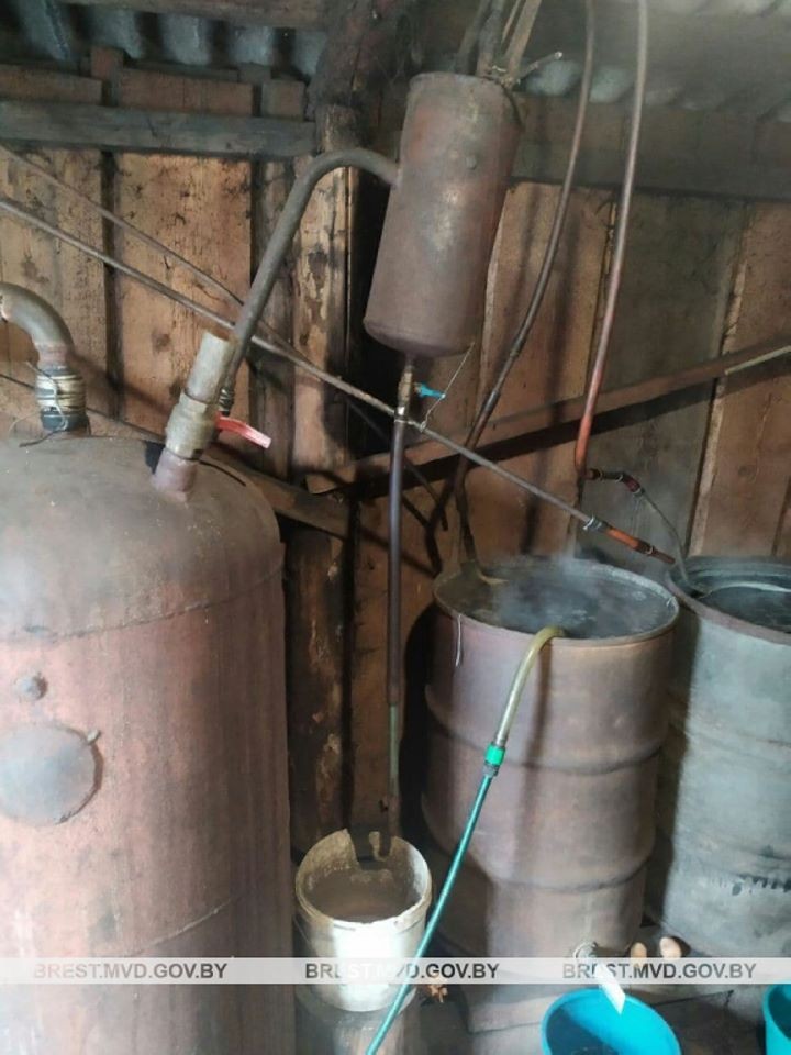В Пружанском районе у 50-летнего сельчанина нашли мини-завод по производству самогона