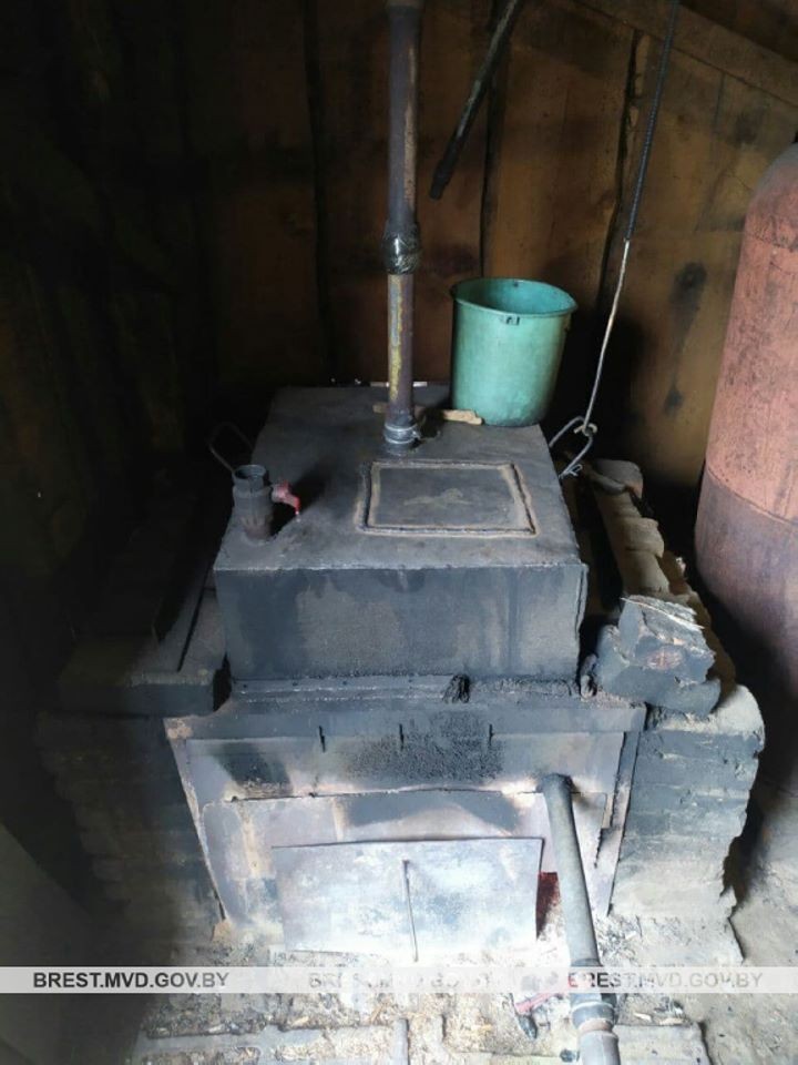 В Пружанском районе у 50-летнего сельчанина нашли мини-завод по производству самогона