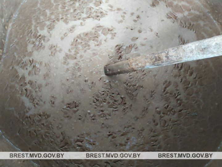 В Пружанском районе у 50-летнего сельчанина нашли мини-завод по производству самогона