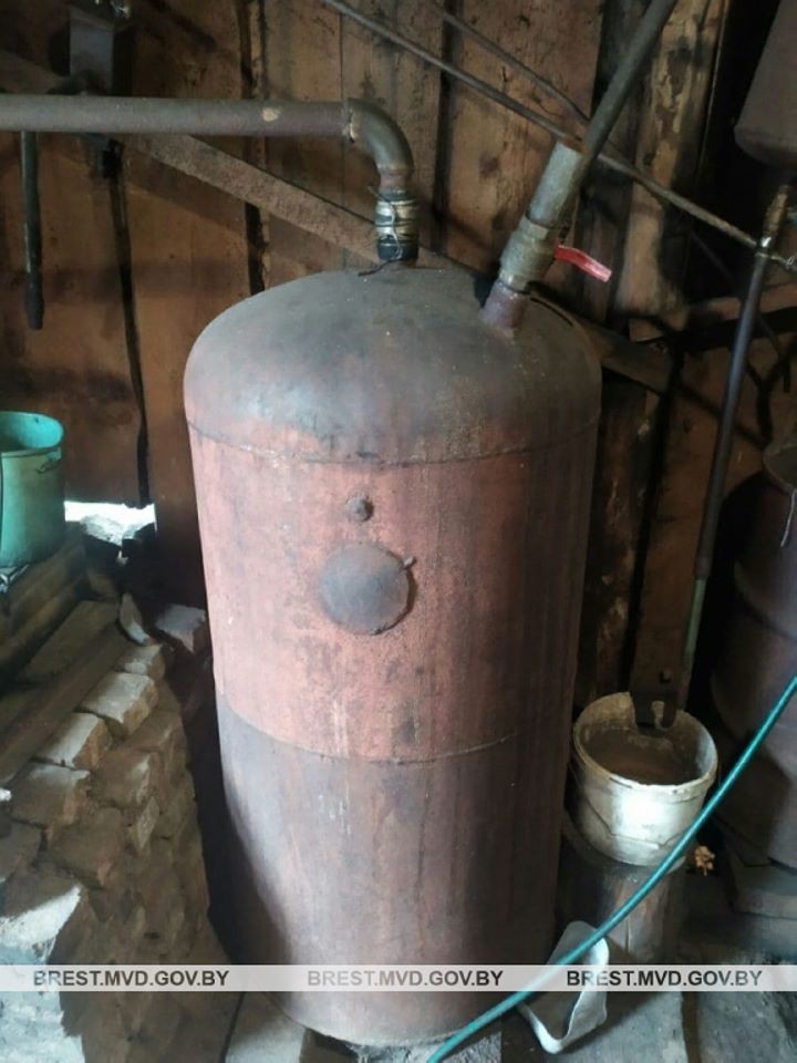 В Пружанском районе у 50-летнего сельчанина нашли мини-завод по производству самогона