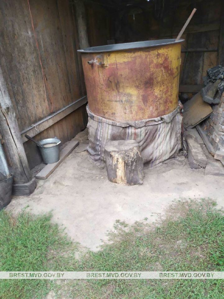 В Пружанском районе у 50-летнего сельчанина нашли мини-завод по производству самогона