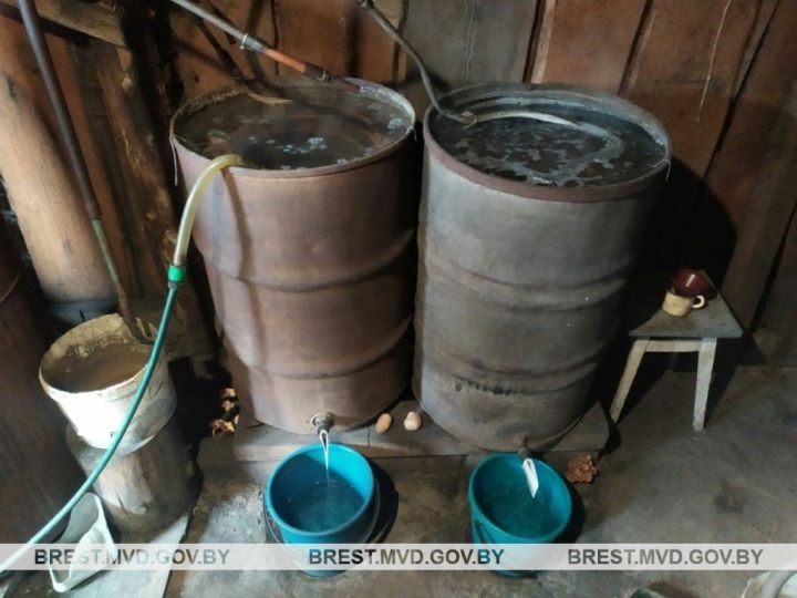 В Пружанском районе у 50-летнего сельчанина нашли мини-завод по производству самогона
