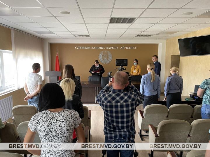 На водителя из Бреста надели наручники в зале ГАИ. Что произошло