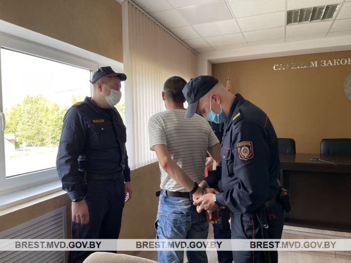 На водителя из Бреста надели наручники в зале ГАИ. Что произошло