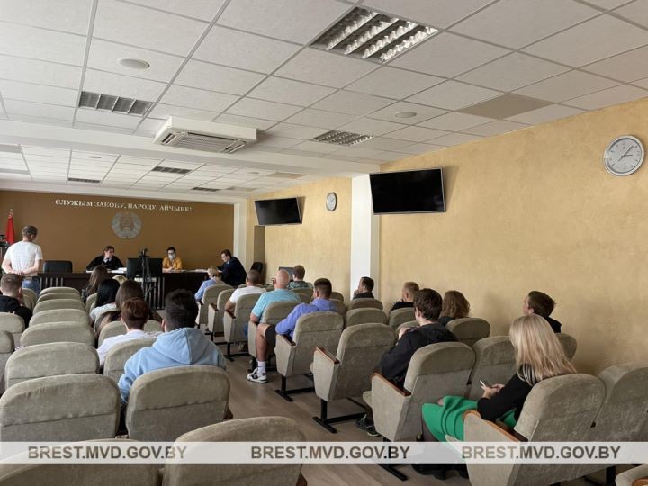 На водителя из Бреста надели наручники в зале ГАИ. Что произошло