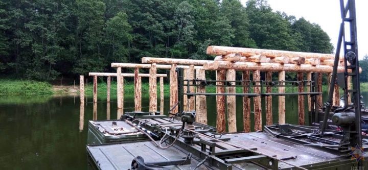 Пинские понтонщики соорудили мост для съёмок фильма