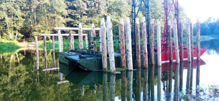 Пинские понтонщики соорудили мост для съёмок фильма