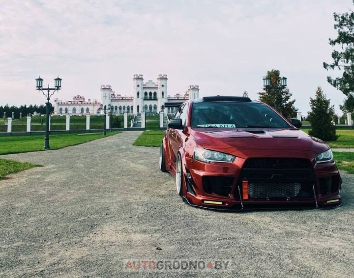 Белорус два года потратил на тюнинг Mitsubishi Lancer: результат на фото