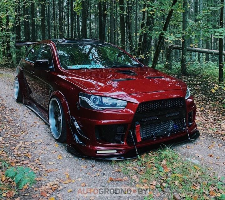Белорус два года потратил на тюнинг Mitsubishi Lancer: результат на фото