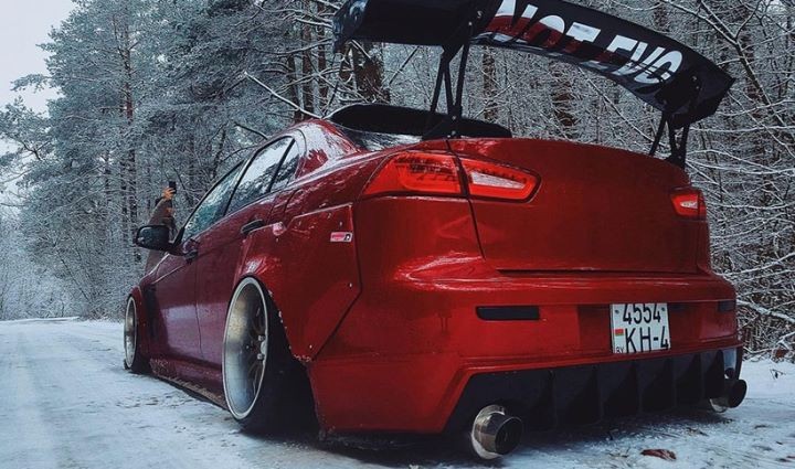 Белорус два года потратил на тюнинг Mitsubishi Lancer: результат на фото